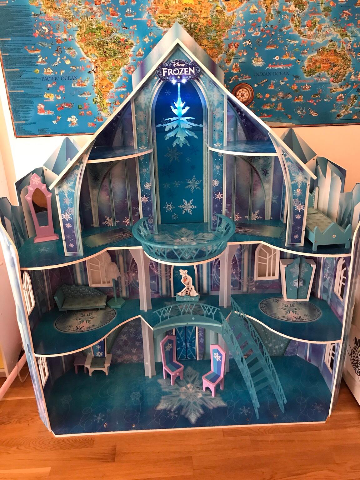 Costco Frozen Castle in RM17 Grays for £50.00 for sale Shpock