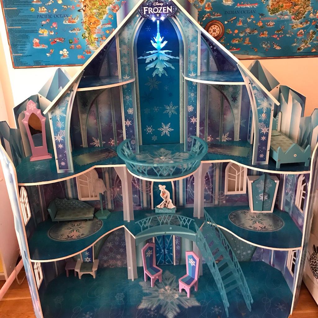 Costco Frozen Castle in RM17 Grays for £50.00 for sale Shpock