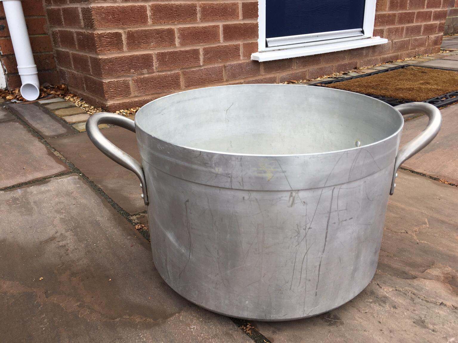 Large cooking pot / witches cauldron in L25 Liverpool für 7,50 £ zum
