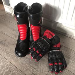 Size 9-10 motor bike boots hardly worn. And gloves are medium thermal. Feel free to ask any questions.