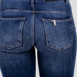 Jeans #LjuJo denim ed elastan colore blue , modello Bottom Up, chiusura con cerniera e bottone.
Disponibile in due taglie:
Taglia 29/43 e Taglia 30/44
Euro 39 cadauno