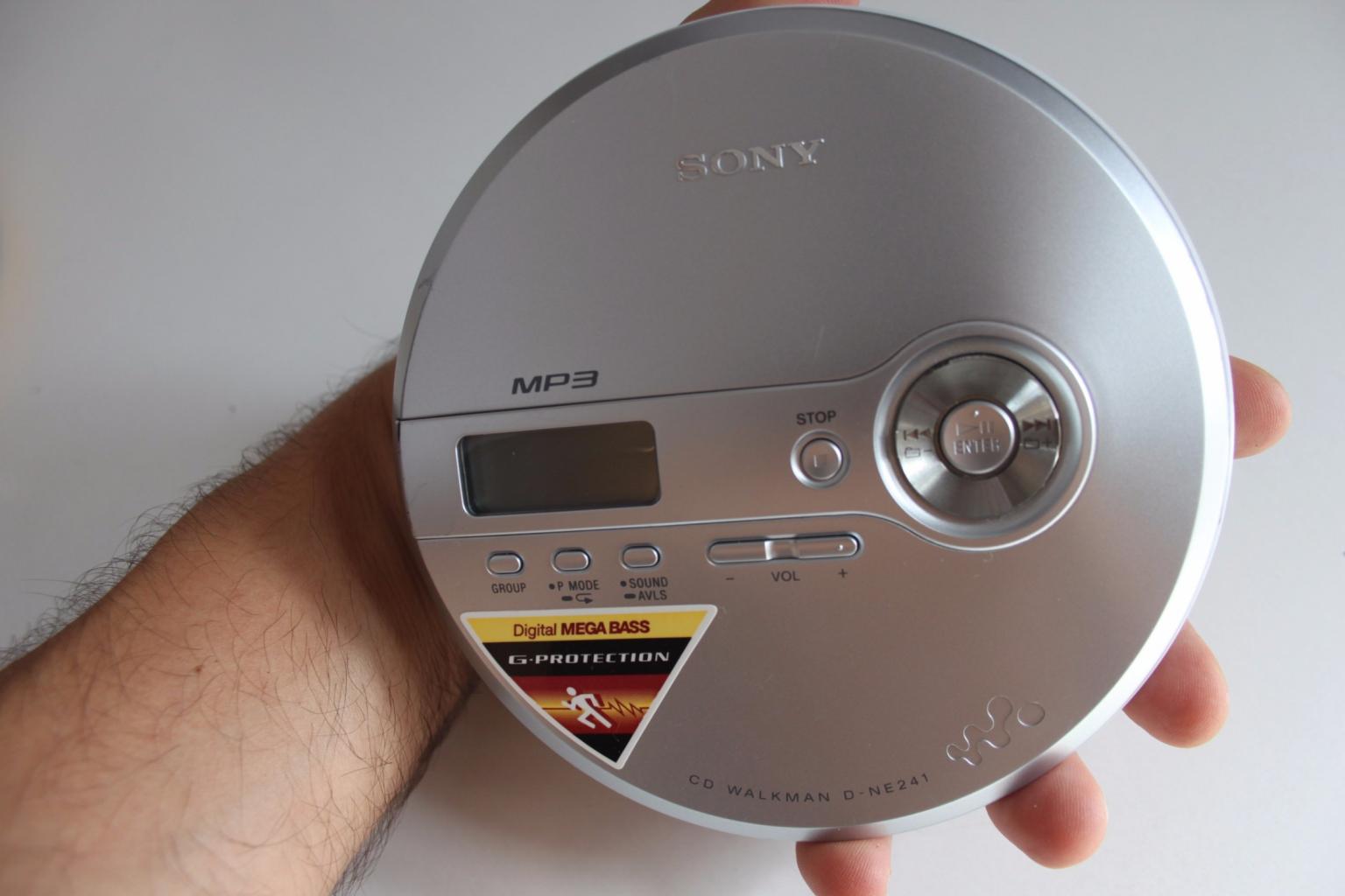 SONY D-NE241 CD Walkman DISCMAN MP3 CD-R/RW G in 16157