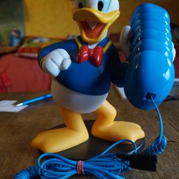Donald Duck Telefon, das ich nie benutzt habe.
Nur zum Testen habe ich es angeschlossen.
Es funktioniert einwandfrei!

Größe: ca. 30cm x 21cm

Leider eine kleine Schramme an der Mütze.