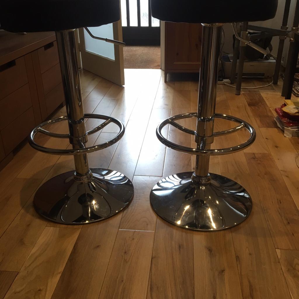 2 Black Leather adjustable Bar Stools in SW19 Merton für 35,00 £ zum ...