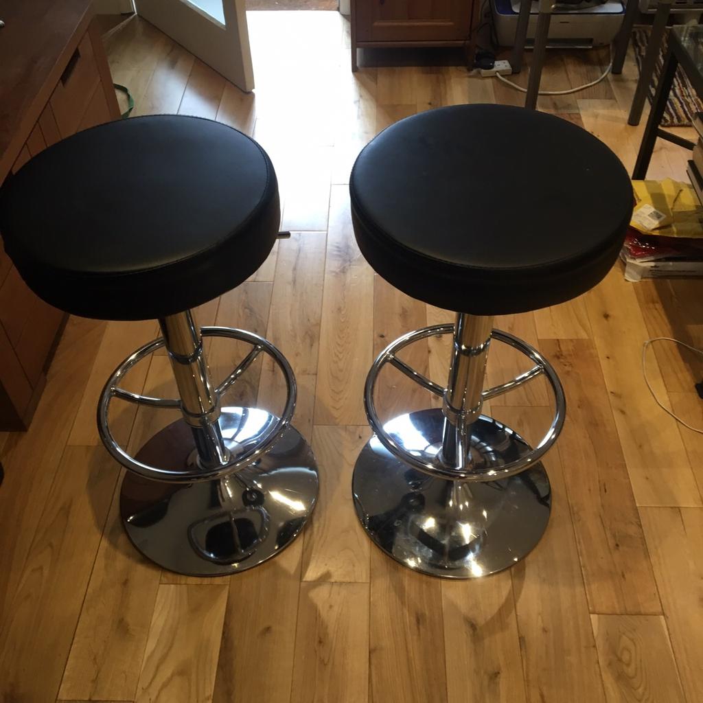 2 Black Leather adjustable Bar Stools in SW19 Merton für 35,00 £ zum ...
