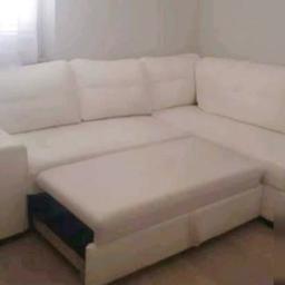 Vendo bellissimo divano letto con chaise longue contenitore in  ecopelle bianca.
Molto comodo e di grande effetto.
Per urgenza di vendita cedo per € 200.00
Ritiro piano terra