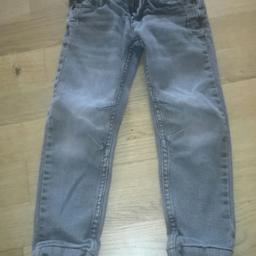 Graue Thermo-Jeans für Jungs in Größe 98/104 von impidimpi. In super Zustand.

Versand ist möglich.