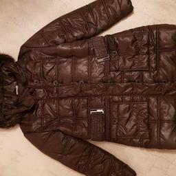 Sehr schöner Winter Mantel auch hier kann die kaputze abgenommen werden. Bei Interesse gerne melden. Versand übernimmt der Käufer. Größe 44. 