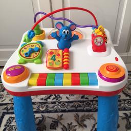 Riktigt roligt Aktivitetsbord från Play 2 Learn.
Mycket fint skick! 
Spelar musik och låter som olika fordon, piano som barnet kan spela på, bollar som snurrar, klocka, leksakstelefon och massa annan rolig lek. Utvecklande och roande för barnet!

Djur och rökfri miljö.
Hämtas på plats i Älvsjö.