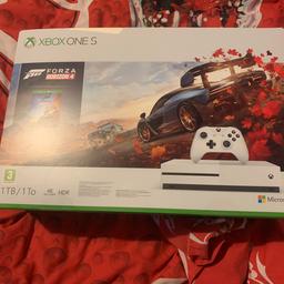 Xbox one s white 1tb mint condition boxed 1 month old