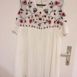 Farbe: Weiß mit blumen Muster 
Marke: Zara
Größe: 40
KEIN Kleid!