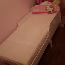 kids hello kitty bed with matters in a very good condition