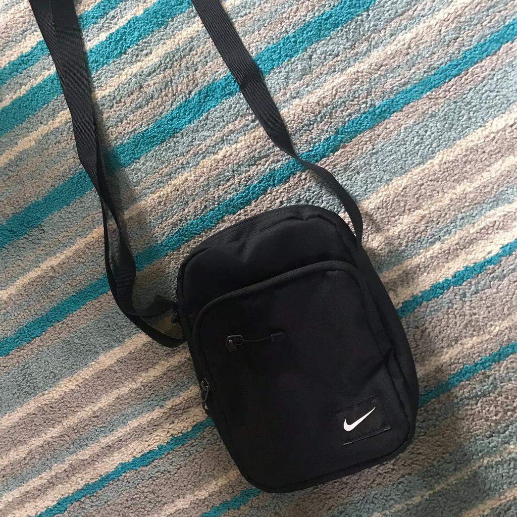 Nike side bag in PR1 Preston für 5,00 £ zum Verkauf Shpock DE