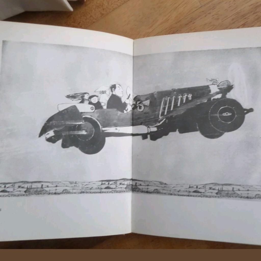 Ian Fleming CITTY CITTY BANG BANG Garzanti 1965 illustrato da John Burningham cart. ed. con sovraccoperta 19 x 25,5 cm pag. 120 b/n e col. Stato di Conservazione: BUONO/OTTIMO!