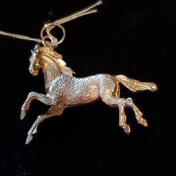 9ct gold horse weights 5.9g and 3.5cm in length