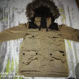 Die Jacke wurde nur eine Winter season getragen. Ist in einem sehr gepflegten und gutem Zustand. Die Jacke ist Wasserdicht 

Zara gr. 110
