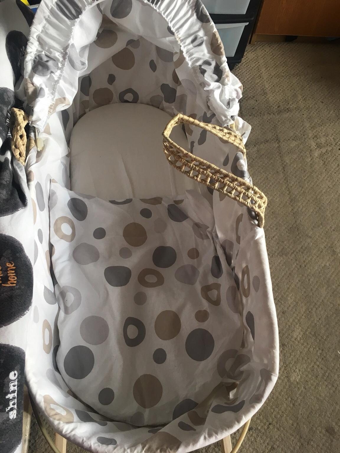 Moses basket with rocking stand in W13 London für £ 15,00 zum Verkauf