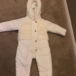 White good condition 

9-12 Months 

Can post extra £3.00