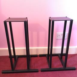 Great condition Linn Kan speaker stands.
Height - 56 cm tall
Base - 39 x 30 cm
Top plate - 16 x 16 cm
Detachable Base spikes - 2 cm

You can always put a nice piece of oak across the top or any wood and make a unique modern styled console table!