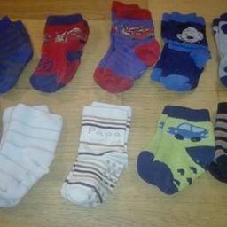 10 Paar Socken für Jungs in Größe 19-22. 4 Paar dicke Socken, 2 davon mit Anti-Rutsch-Sohle. 6 Paar dünne Socken, 1 davon mit Anti-Rutsch-Sohle. Die meisten Socken haben Waschpilling, alle ohne Flecken oder Löcher.

Versand ist möglich.