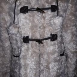 Hi all. Here i have for sale a womens warm fur coat, its looks very nice and clean smoke free It's been used once. I want 25£ for it, or make me offer. Thank you.