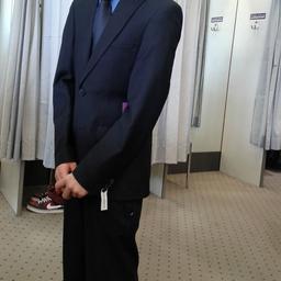 Verkaufe diesen schönen Anzug vom Vögele in dunkelblau und hat die Größe 44!!
Wurde nur zwei mal getragen daher wie neu! Hemd und Krawatte wär auch dabei!
Keine Garantie,Gewährleistung oder Rücknahme!
Vb 30€