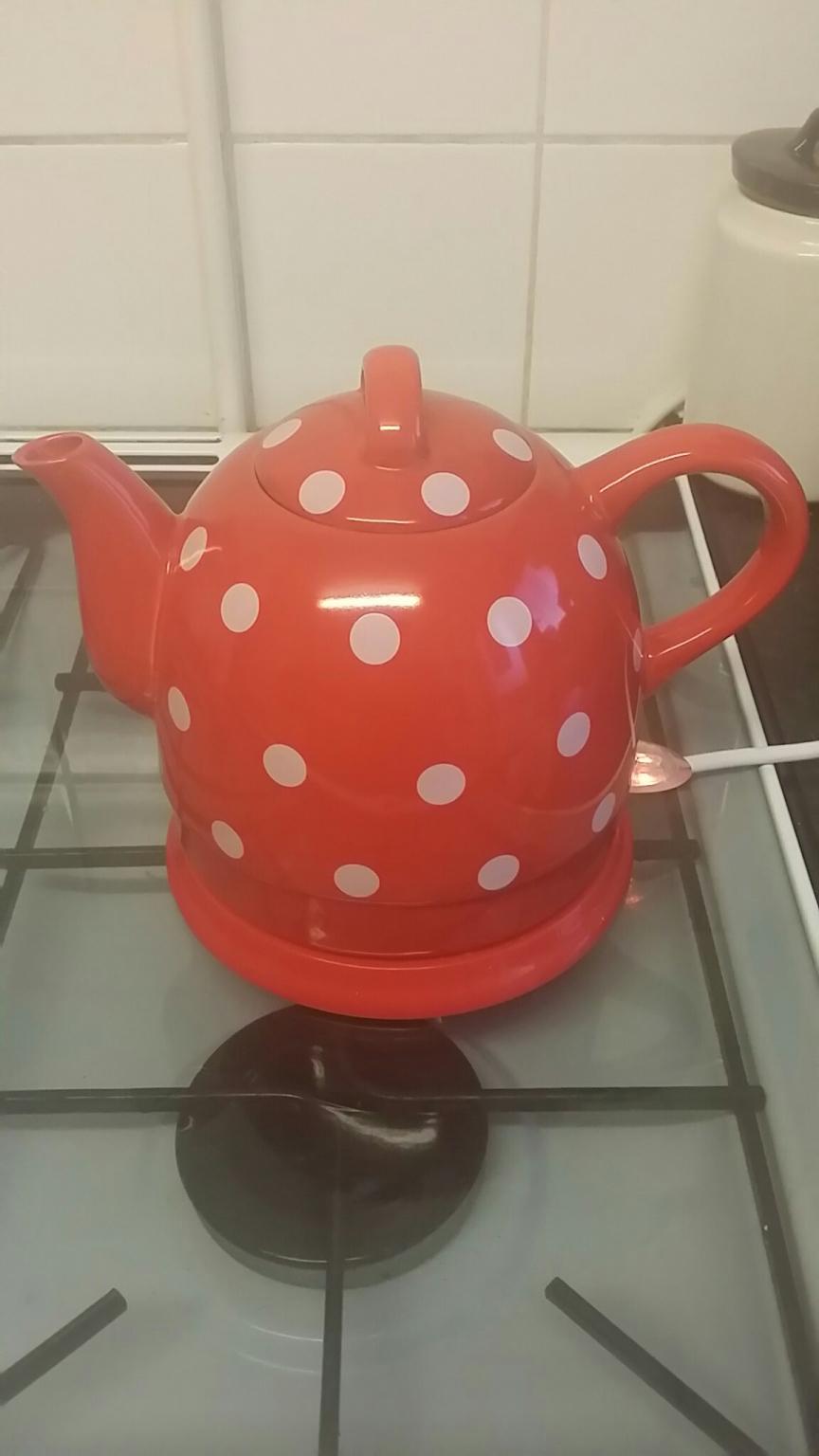lovely teapot style kettle in CT7 für 10,00 £ zum Verkauf