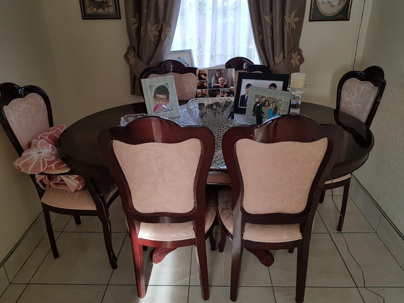 Gloss Mahogany Table & Chairs (6 chairs) in B42 Birmingham für 150,00