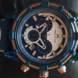Hallo,  ich biete hier eine neue und unbenutzte Armbanduhr an.
Für Damen oder Herren in Gold-blau
Besonderes Aussehen 
Die Uhr hat keinerlei Kratzer oder Macken. es ist noch die Schutzfolie auf dem Glas.
Auch gerne an Selbstabholer in 61350
oder plus Porto