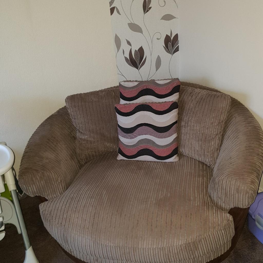 corner sofa and swivel chair in OL11 Rochdale für 100,00 £ zum Verkauf