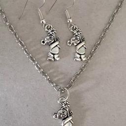 Fashion jewellery / kids jewellery set of necklace and earrings
Postage with Royal Mail
Happy to offer combined postage price for multiple items