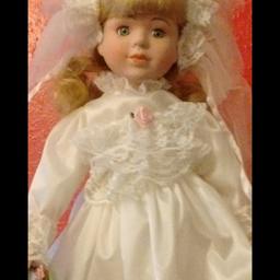 Porcelain Doll & Stand Included! Excellent condition.
Wedding Dress / Bridal Collection, with flower bouquet in hand and long veil.
By Leonardo Collection, Bridal Doll. Name is Crystal, stamp & N0 back of neck.
Hair: Long Blonde, curled/wavey & fringe.
Eyes: Blue
Dress: White Bridal Dress with flowers, matching veil.
Complete with undergarments, shoes etc.
Size: Approx 16"
Not suitable for under 14 years old.
Beautiful Porcelain Doll Stunning Gift complete with stand,
Fantastic Value.