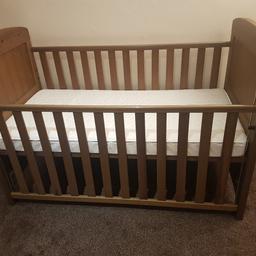 Mamas papa cot bed 
In very good condition 
3 in 1cot and toddler bed for long lasting use.Teething rail included to protect baby gums.matress included. 
No scratches. 
Dimension as cot
Length:144cm
Height:95cm
Width:78
