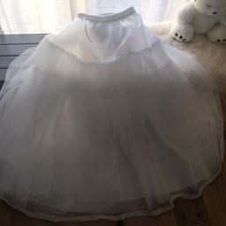 Verkaufe meinen Reifrock, passend zu einem Duchesse Brautkleid, er ist oben bauschig und lässt das Kleid deswegen breit wirken. Durch den Klettverschluss passt er für Größen zwischen 34-38 