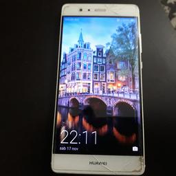 Vendo smartphone Huawei p9 colore bianco anno 2016 modello eva_L09 32gb di memoria completo di confezione originale , il telefono presenta delle piccole crepe attorno al vetro del display, il prezzo è leggermente trattabile.