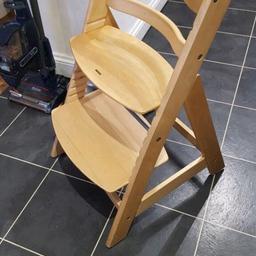 Great high Chair 
comes with two covers 
one for back rest other for seat 
can be adjusted for any size child 
with foot rest