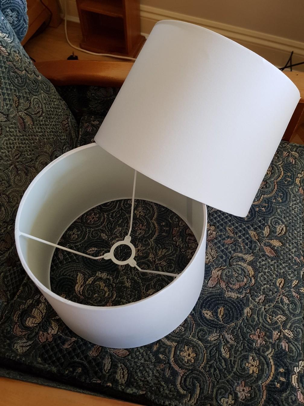 Lampshades white in London Borough of Havering für 6,00 £ zum Verkauf