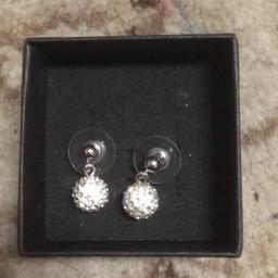 Jupiter earrings von Pippa&Jean
Ungetragen
Oberfläche: rhodiniert
Steine: Swarovski® Kristalle
Länge: 1,5 cm
Neupreis 39,90€
