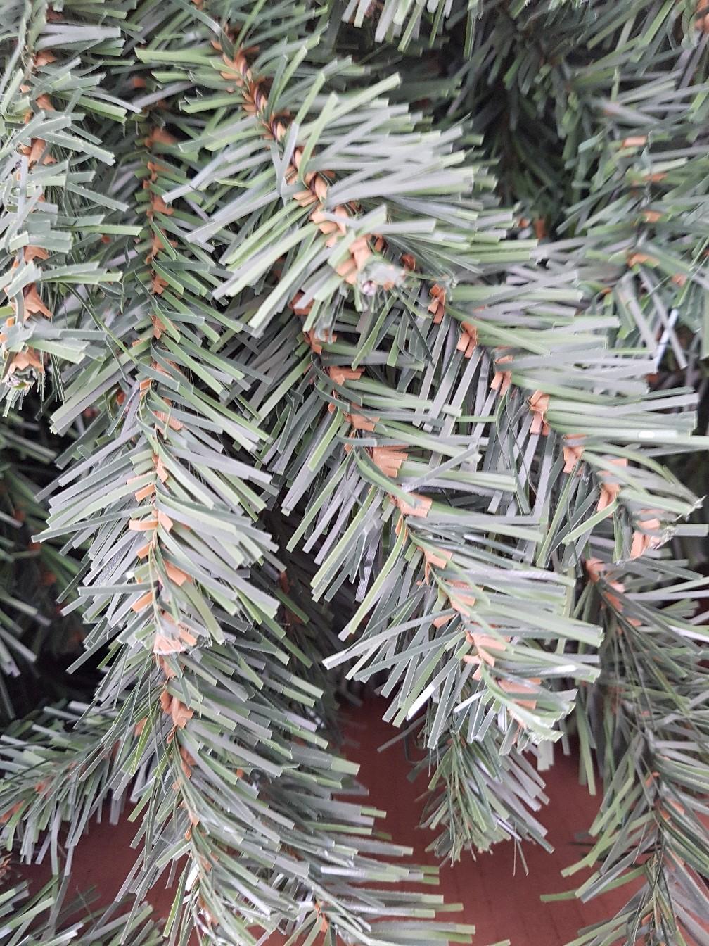 MOUNTAIN PINE REALISTIC FAUX CHRISTMAS TREE in HU17 Woodmansey für 50