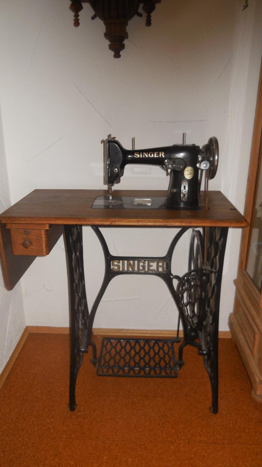 alte SINGER Nähmaschine mit Tisch u. Zubehör in 87764 Legau for €150.00 for sale Shpock