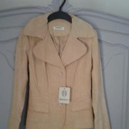 Fully lined Cream Suede jacket.  Still has original tag.
Collection ONLY from Rothwell.
Thanks for looking. x