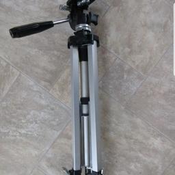 3 EXTENDER LEGS WITH FLIP LOCK CATCHES

RUBBER FEET SCREW BACK TO EXPOSE SPIKE FEET

CENTRE BRACE

GEARED CENTRE COLUMN

3 WAY PAN AND TILT HEAD

QUICK RELEASE CAMERA MOUNTING PAD

CLOSED SIZE 59 CM

GOOD CLEAN QUALITY TRIPOD