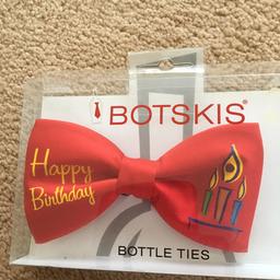 Botskis Bottle Dresser in the shape of a bow tie .
Candle flashes on the bow tie .
Great to put on a bottle of wine etc for the man in your life !
Celebrate the Birthday with wine and a cheeky flashing bow tie !
Great way to present a bottle as a gift

Unique gift
Please Note :
Collection only preferred thanks
