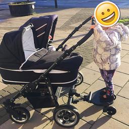 Freestyle twin pram.
Can be parent facing or world facing depending on what you want. 
Comes with:
 2 x newborn carrycots
 2 x seats
Rain cover
Good condition as only used in and out of the car.
