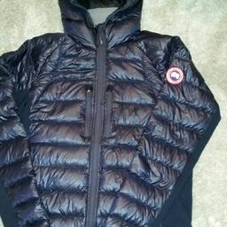 Genuine canada goose hybridge lightwight jacket. slim fitting , large size, navy blue, this jacket retails @ over £ 500 new its only 12 months old and as hardly ever been worn in exccellnt condition. ideal christmas present