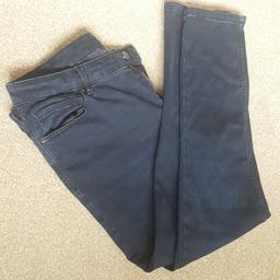 Pretty much brand new as worn once and washed once.
Shapewear skinny jeans.
14 short leg.
Dark navy.
Paid £35 new