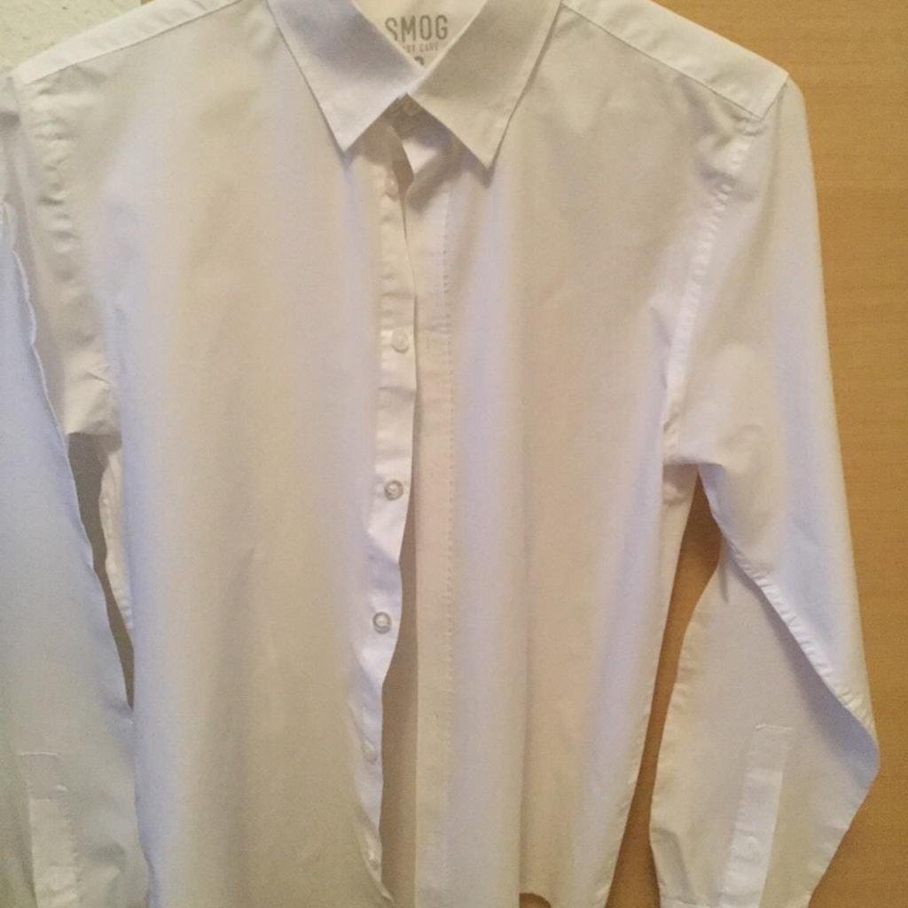 Verkaufe weißes, nur einmal getragenes Hemd in Größe S. Es ist schmal geschnitten.