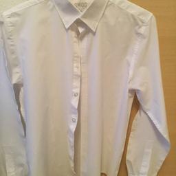 Verkaufe weißes, nur einmal getragenes Hemd in Größe S. Es ist schmal geschnitten.