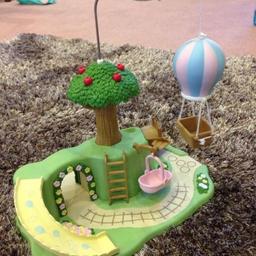 Sylvanian Families Primrose Park. Great condition, with minimal wear. Please see pictures for included parts.