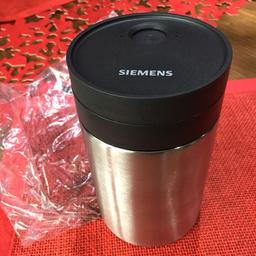 NEU  0,5L Edelstahl Milchbehälter von Siemens kann aber auch für andere Kaffeemaschinen verwendet werden . Mit schließ Funktion für den Kühlschrank. Hält mehrere Stunden kalt